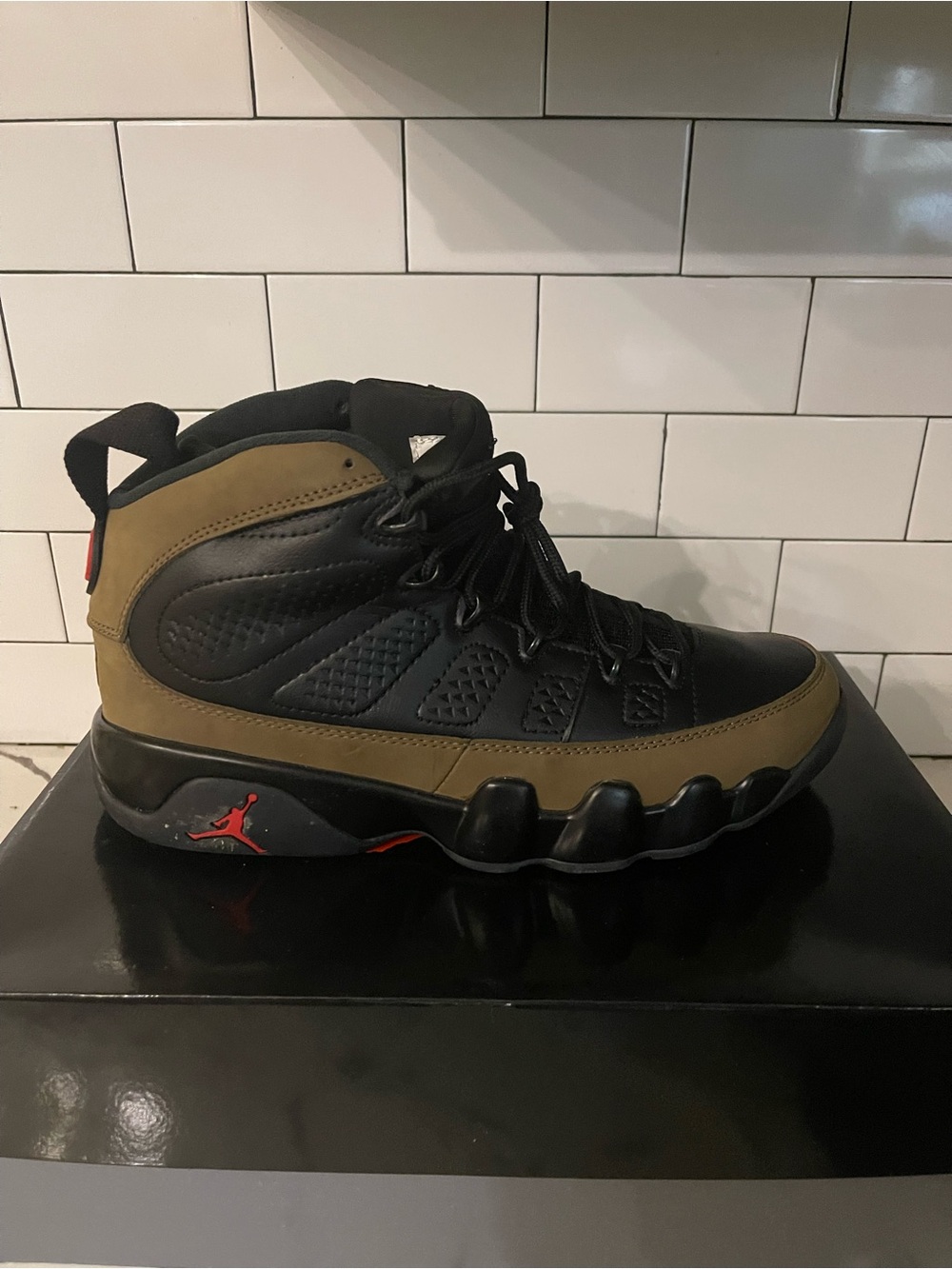 Mens Retro 9 Olive Size 10.